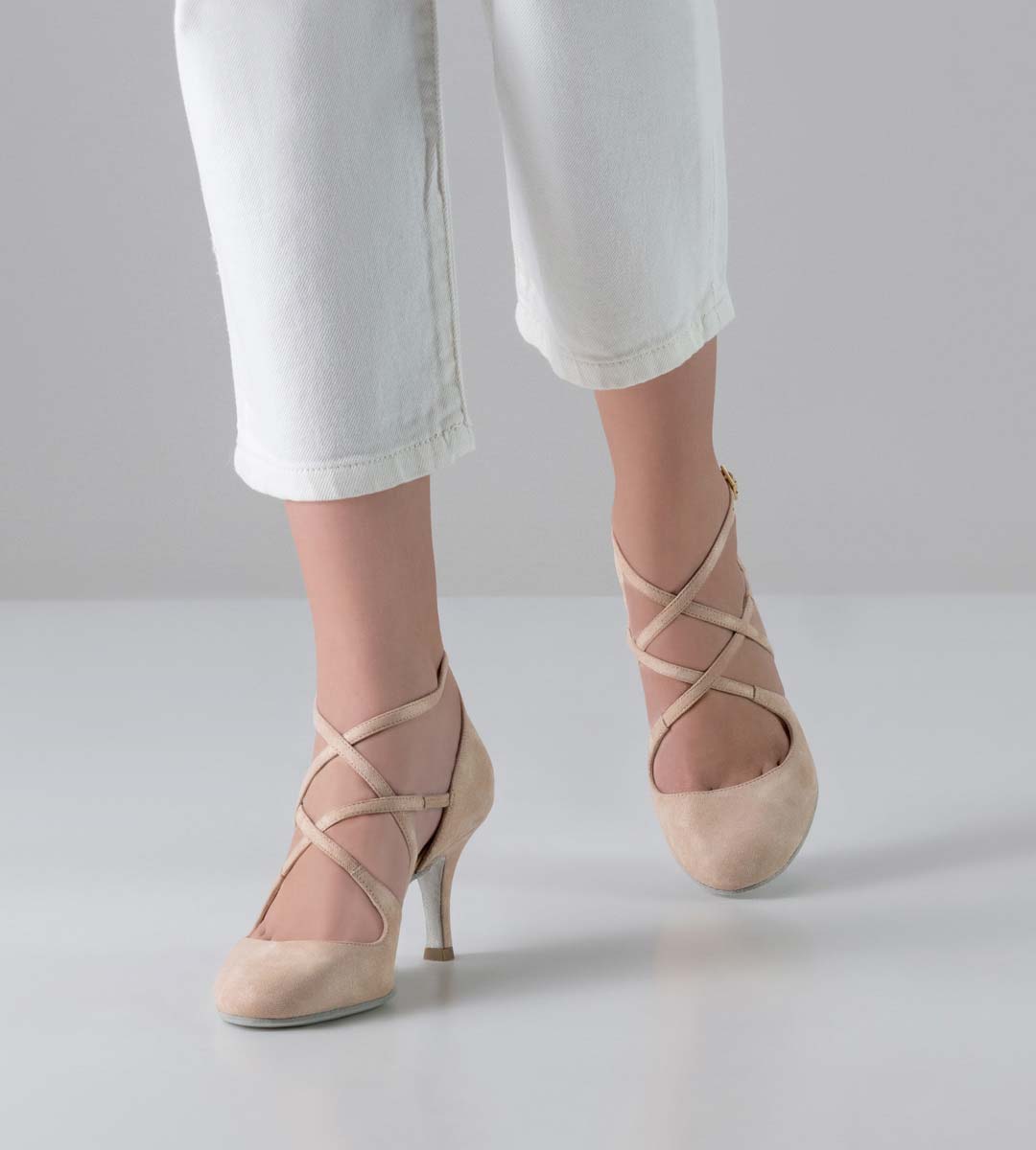 Chaussures de danse fermées pour femmes en velours beige de Nueva Epoca