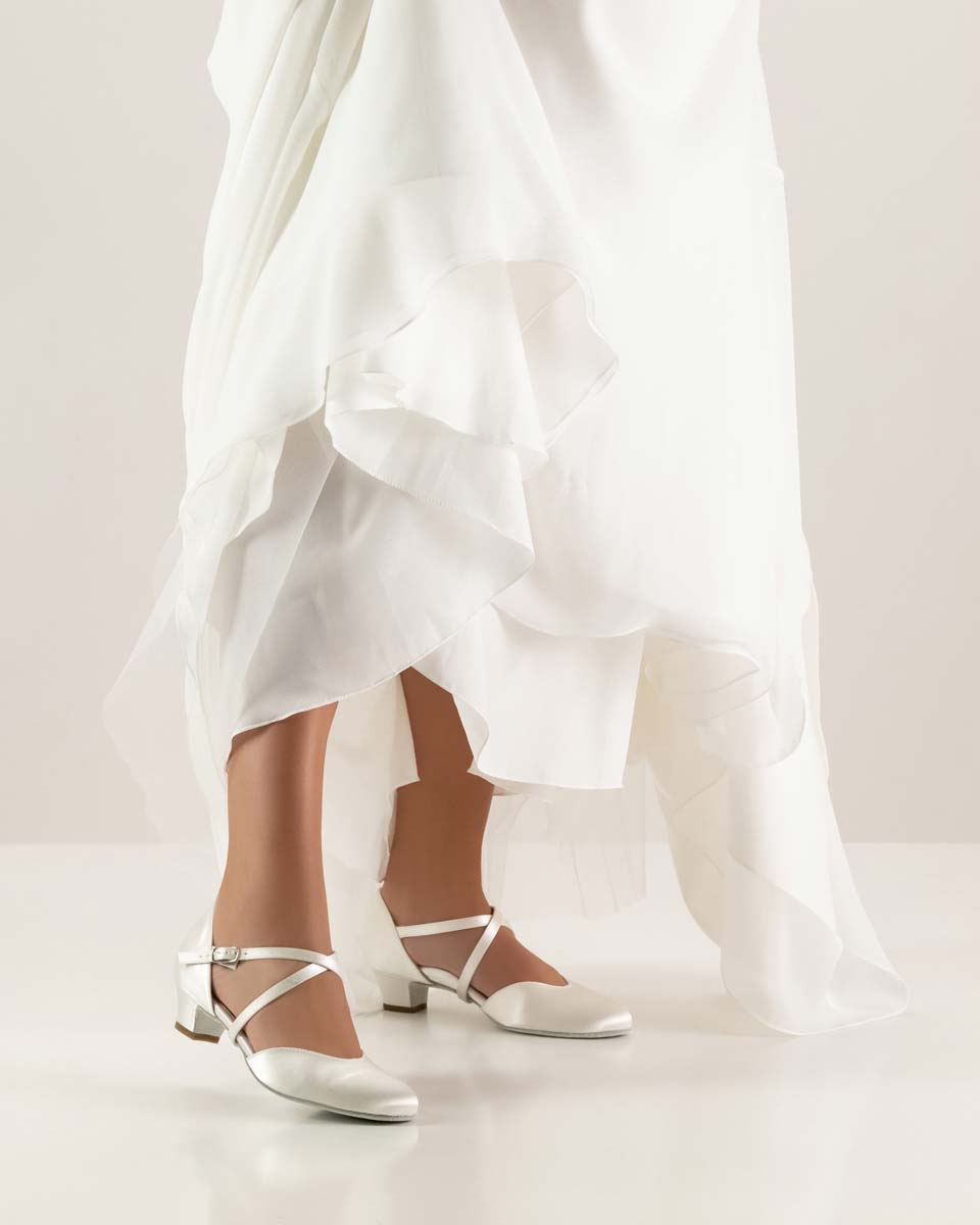 Chaussure de mariée en satin de Werner Kern en combinaison avec une robe blanche