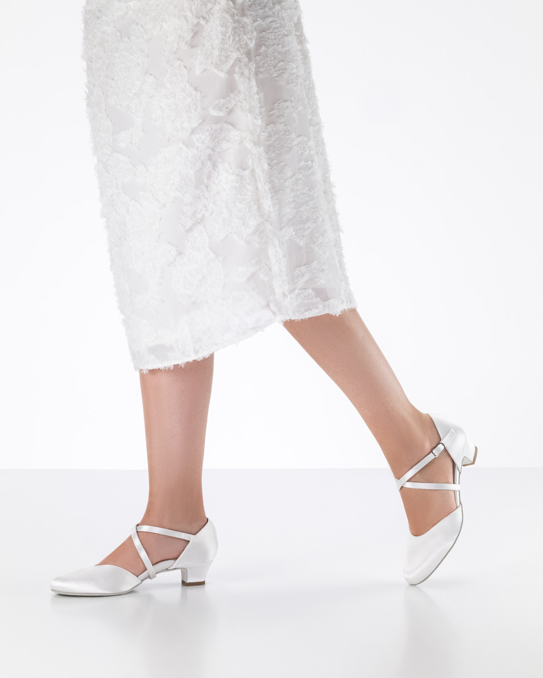 Chaussure de mariée en satin de Werner Kern en combinaison avec une robe blanche
