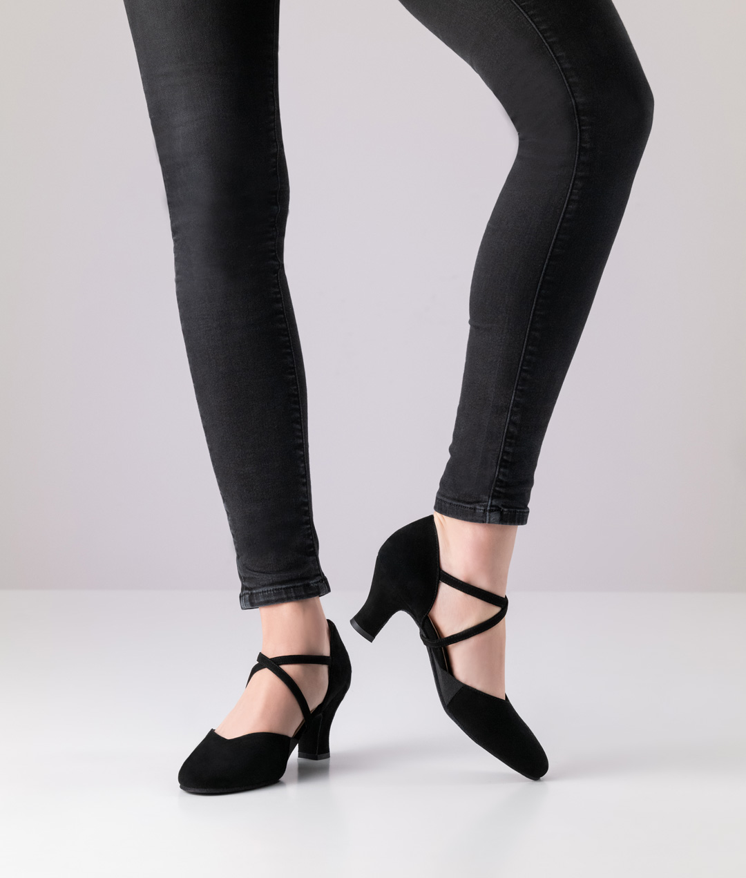 Les chaussures de danse Werner Kern Ronja sont en cuir velours souple et ont un talon confort de 6 cm.Werner Kern Tanzschuh Ronja aus weichem Velourleder und einem 6 cm hohen Comfort Absatz.