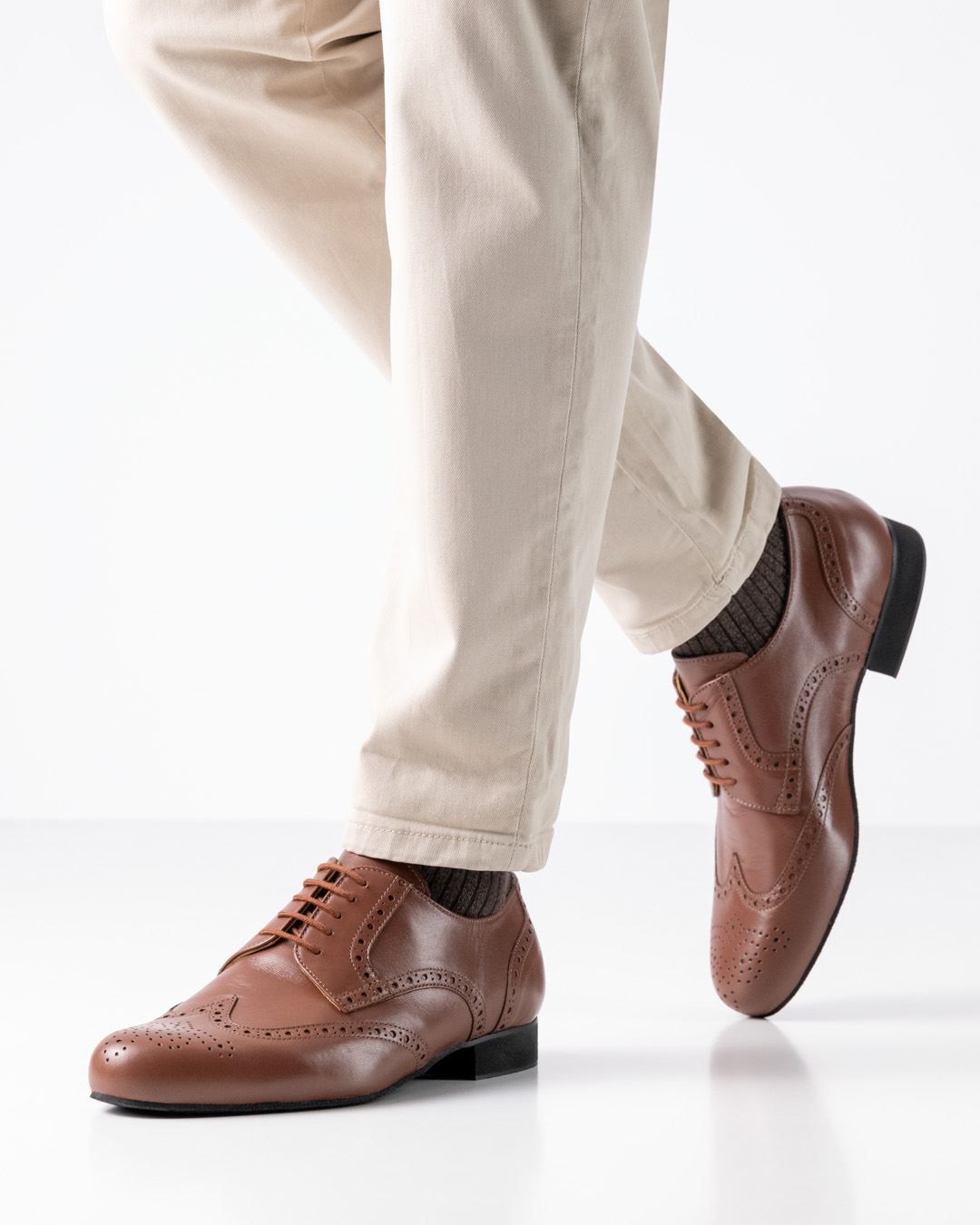 Chaussures de danse pour homme couleur cognac en cuir nappa avec motif perforé de Werner Kern