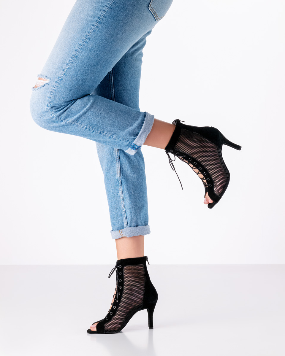 Chaussures de danse noires combinées avec un jean bleu décontracté.