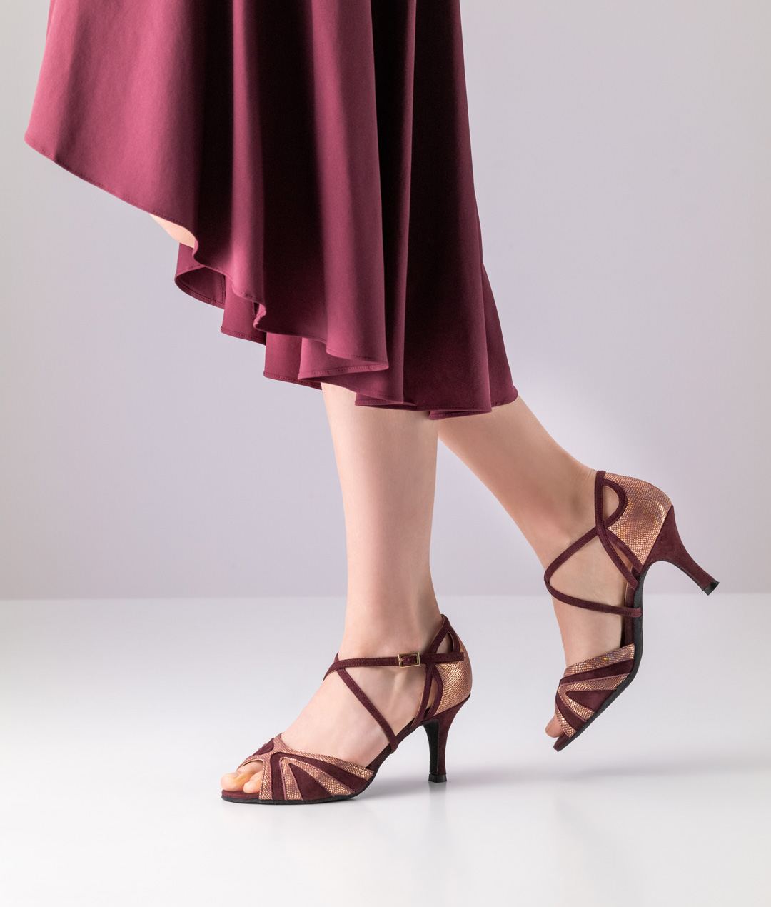 Sandale de danse à bout ouvert de Nueva Epoca dans une magnifique combinaison de couleurs de cuir bordeaux chaud et de cuir imprimé or rose, avec un talon de 7 cm.