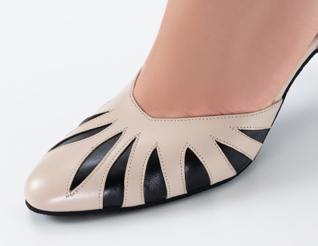 Vue détaillée de la marqueterie sur la tige de la chaussure de danse « Donatella » de Werner Kern