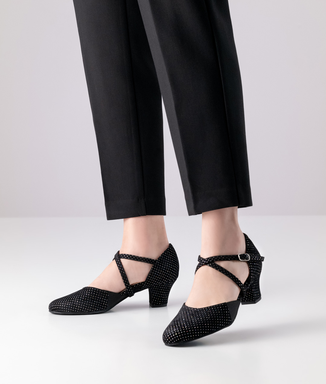 Chaussures de danse plates et confortables en brocart noir souple avec de petits points scintillants en or et des inserts élastiques sur les côtés. Talon confort de 4,5 cm de Werner Kern.