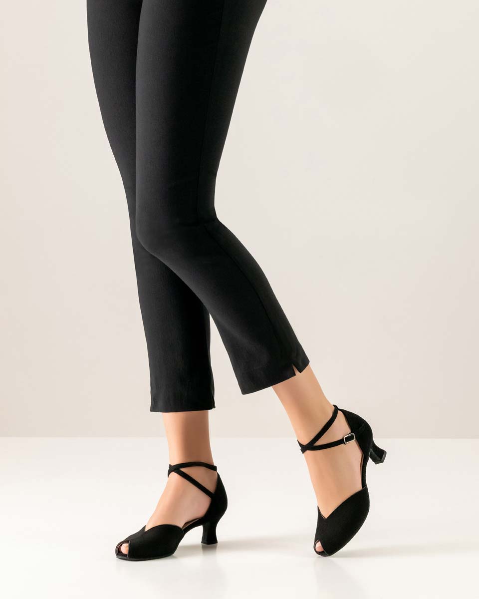 Asta chaussures de danse confortables Werner Kern portées avec un pantalon noir
