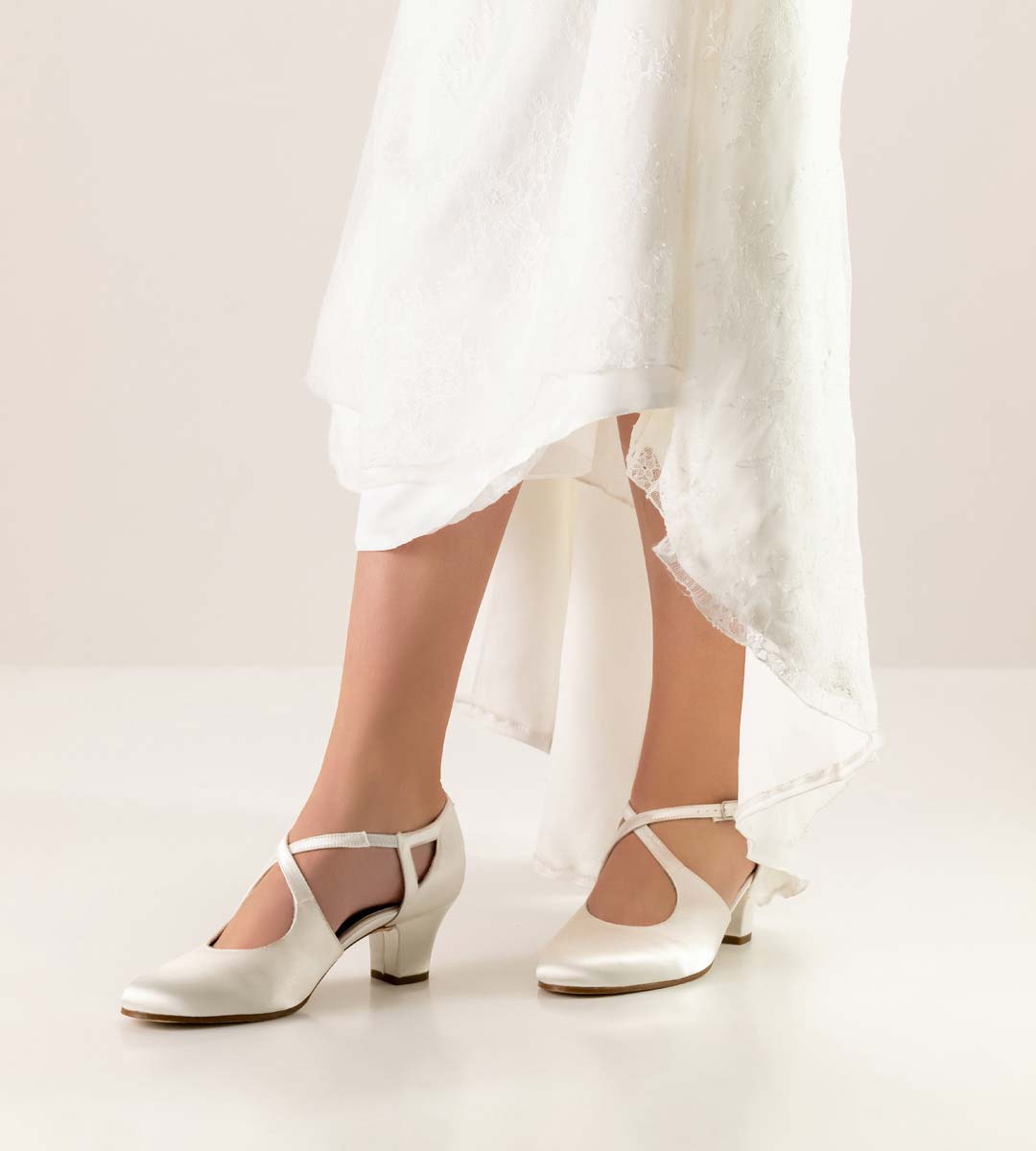 Gala Chaussures de mariée de Werner Kern avec semelle en cuir en combinaison avec une robe de mariée blanche