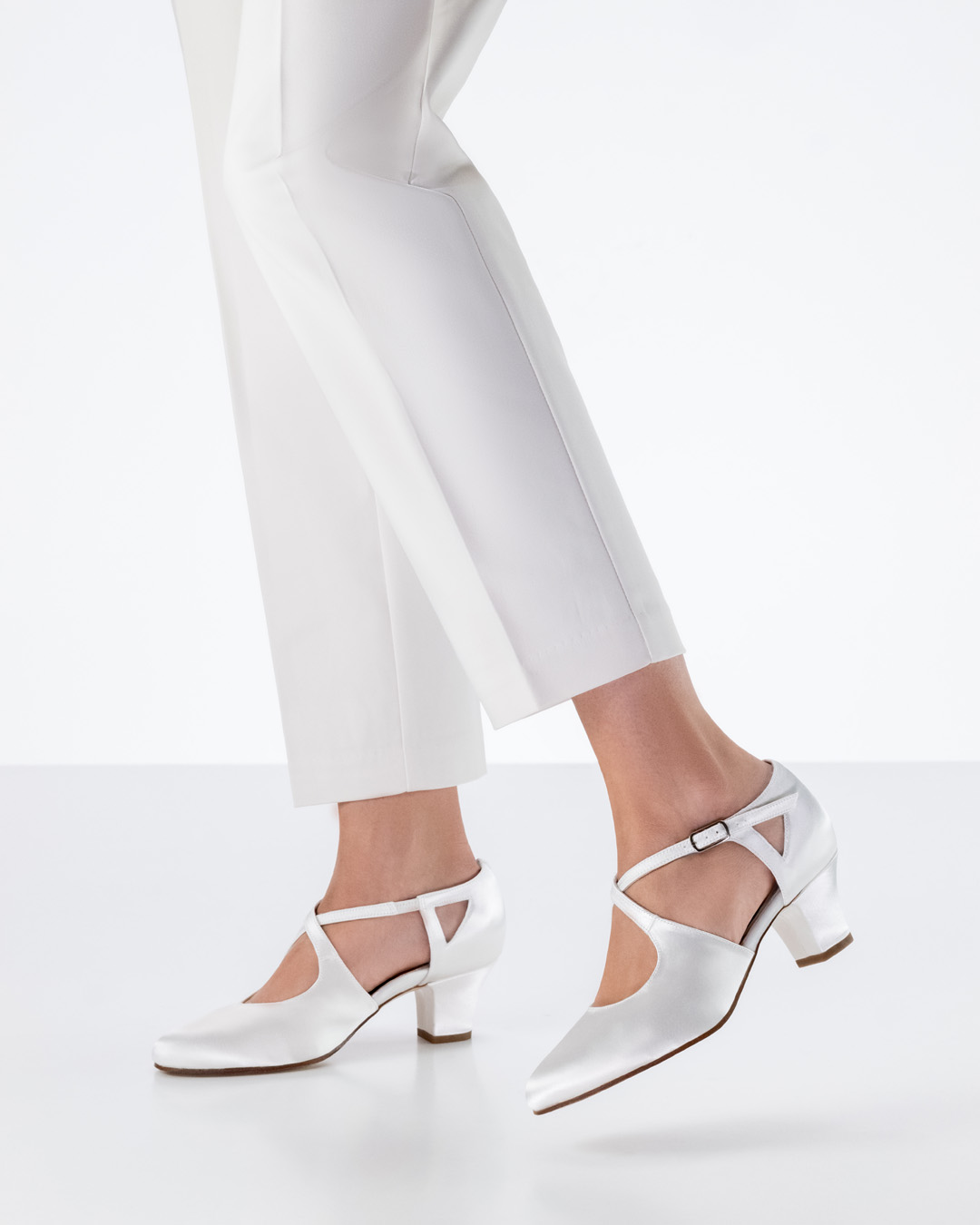 Gala Chaussures de mariée de Werner Kern avec semelle en cuir en combinaison avec une robe de mariée blanche