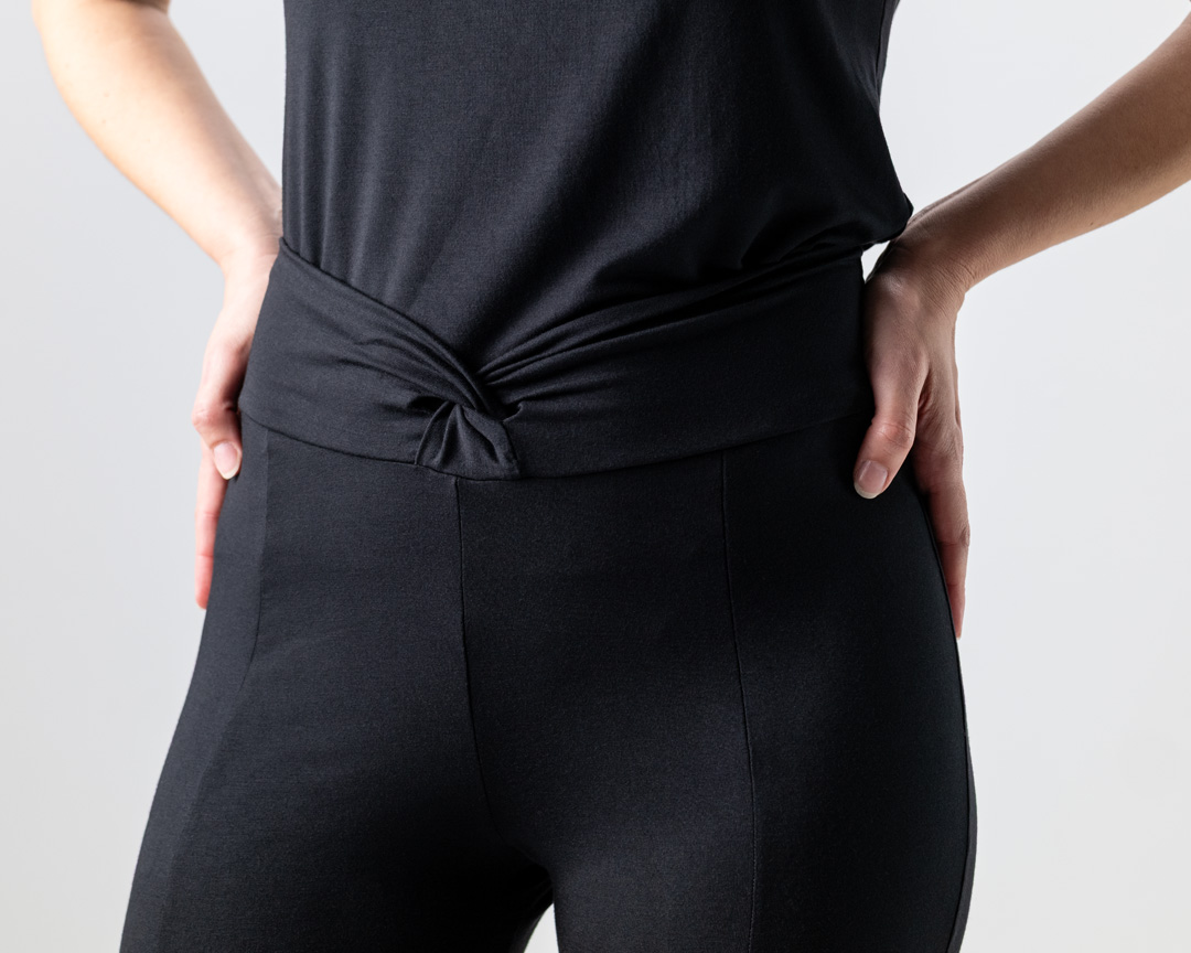 Détail de la ceinture du pantalon de danse Nisha en matière élastique noire de Werner Kern