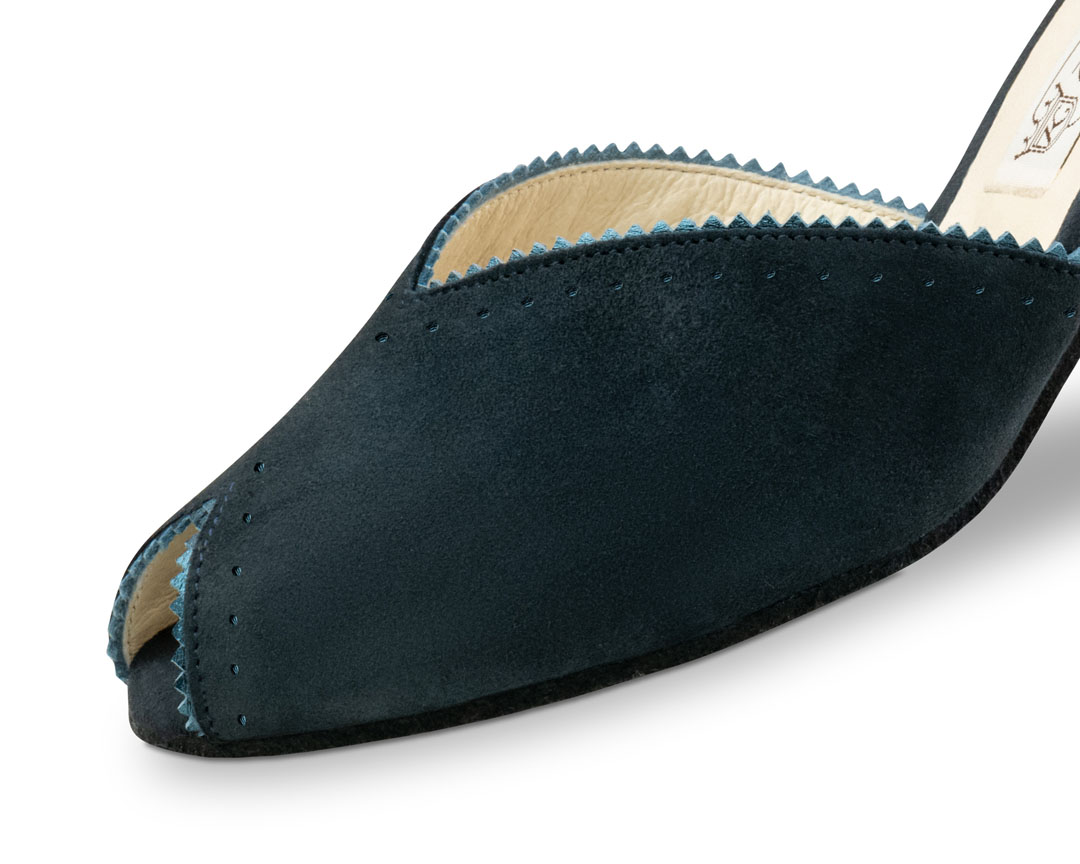Pointe d'une chaussure de danse en daim bleu, avec découpe « peep toe » et ornements