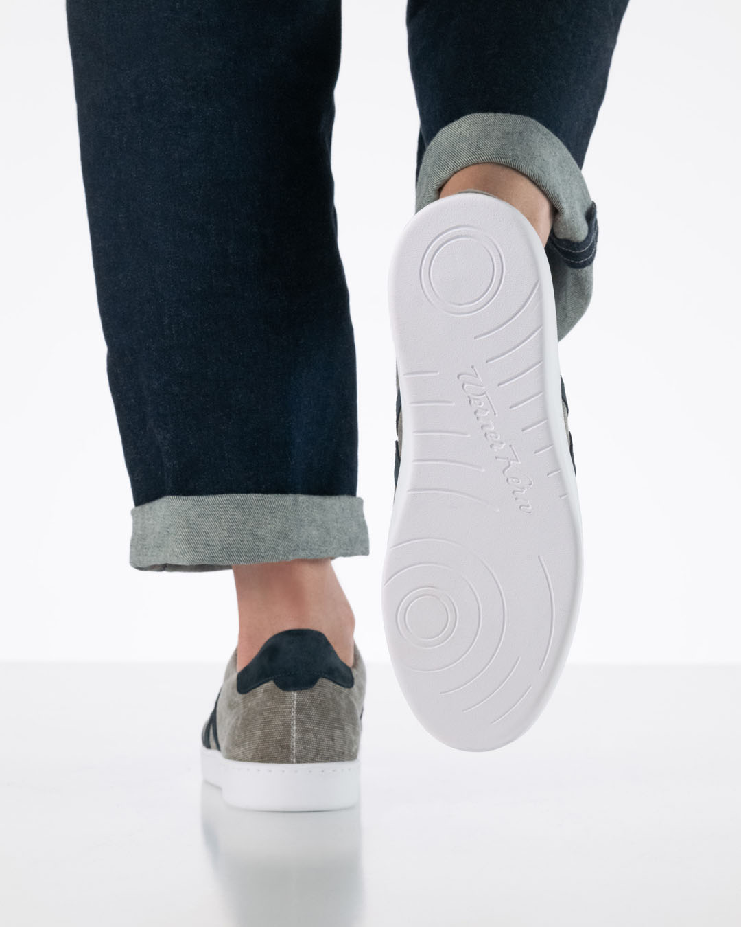 Baskets de danse pour homme en toile beige et cuir velours bleu, avec semelle blanche, de la marque Werner Kern