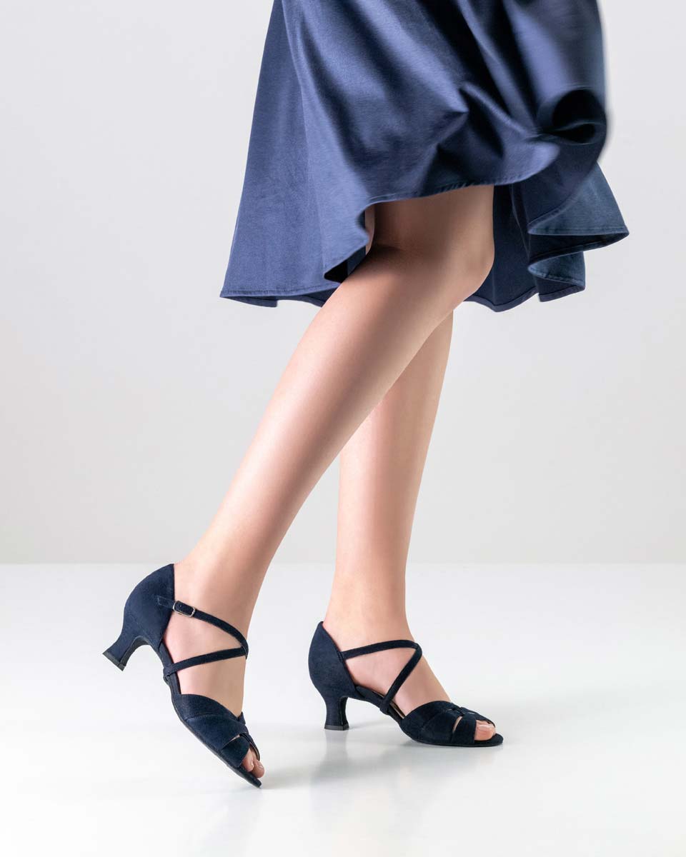 Ebony Werner Kern chaussures de danse pour femmes en velours bleu en combinaison avec une jupe