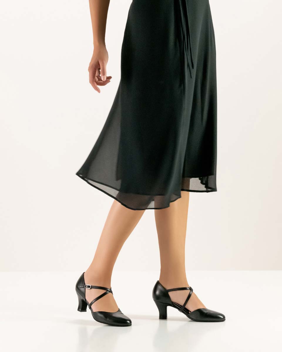 Layla Robe noire combinée à une chaussure de danse féminine noire Werner Kern