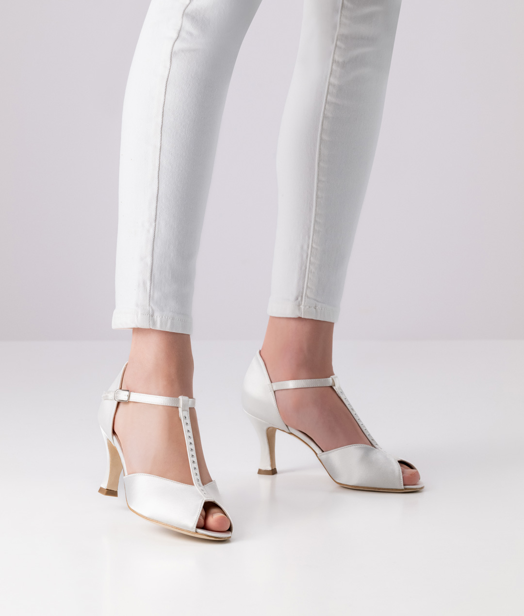 Chaussure de danse de mariage à bout ouvert avec semelle en cuir et talon de 6,5 cm en satin blanc avec bride en T et strass par Werner Kern.