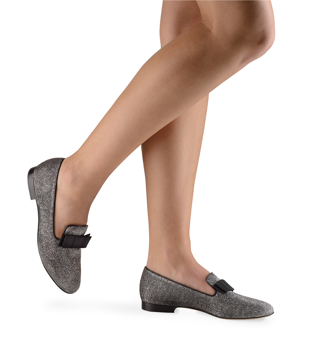 Loafer Linn Une jeune femme porte le mocassin Linn en paillettes