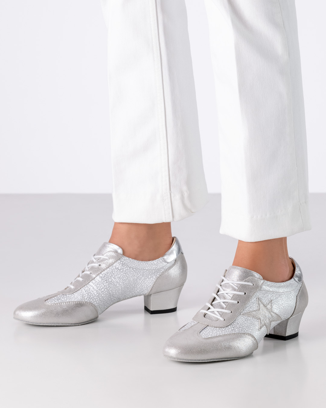 Ariana Chaussures d'entraînement fermées en cuir argenté à lacets avec semelle fendue de Werner Kern