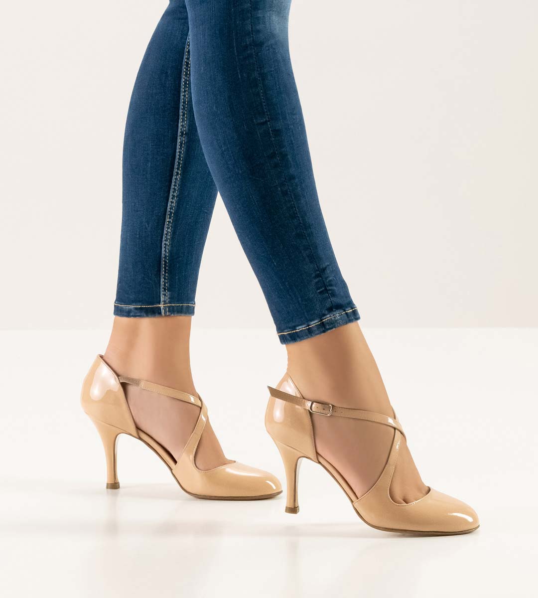 Chaussures de danse fermées Nueva Epoca en vernis beige avec semelle en cuir