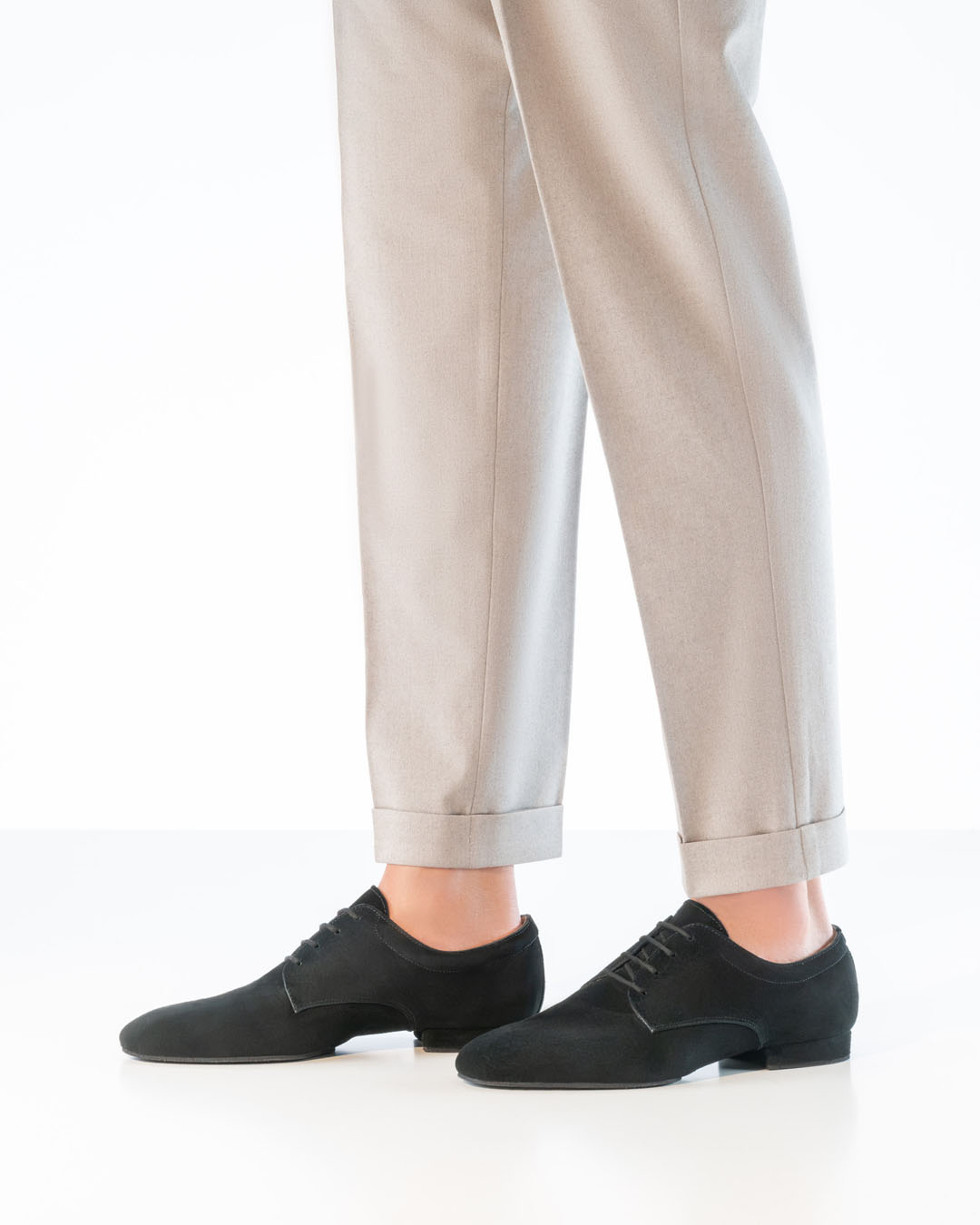 Chaussures de danse pour homme « Vicenza » en cuir velours noir à talon plat, portées avec un pantalon en tissu clair