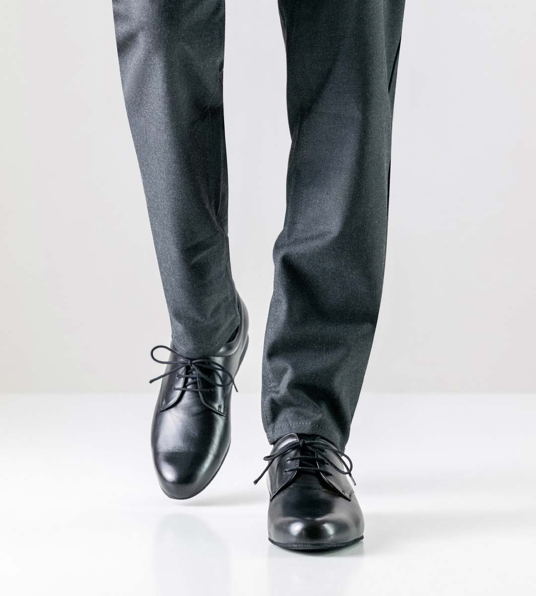 Arezzo pantalon gris combiné avec une chaussure de danse pour homme en cuir noir