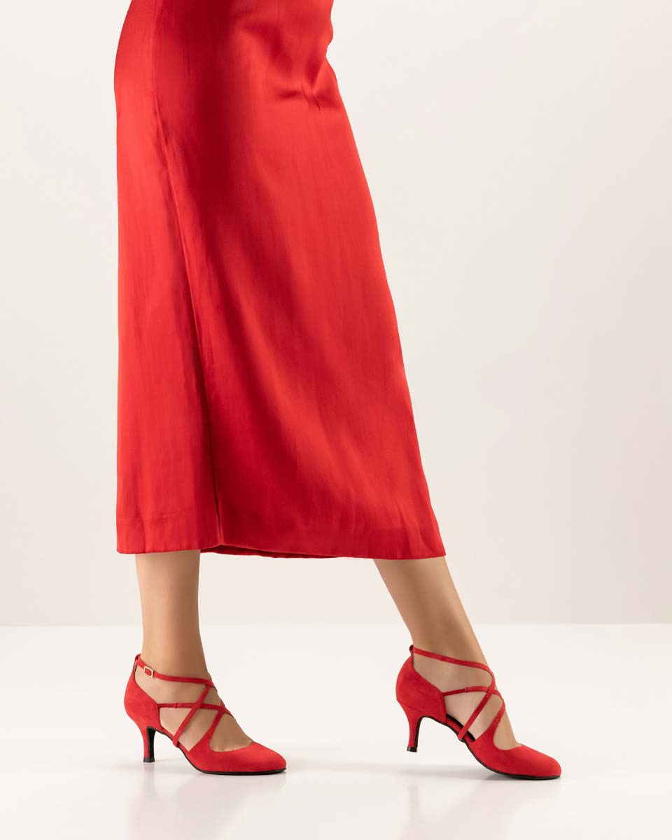 Marissa Chaussures de danse pour femmes en daim rouge de Nueva Epoca en combinaison avec une robe rouge