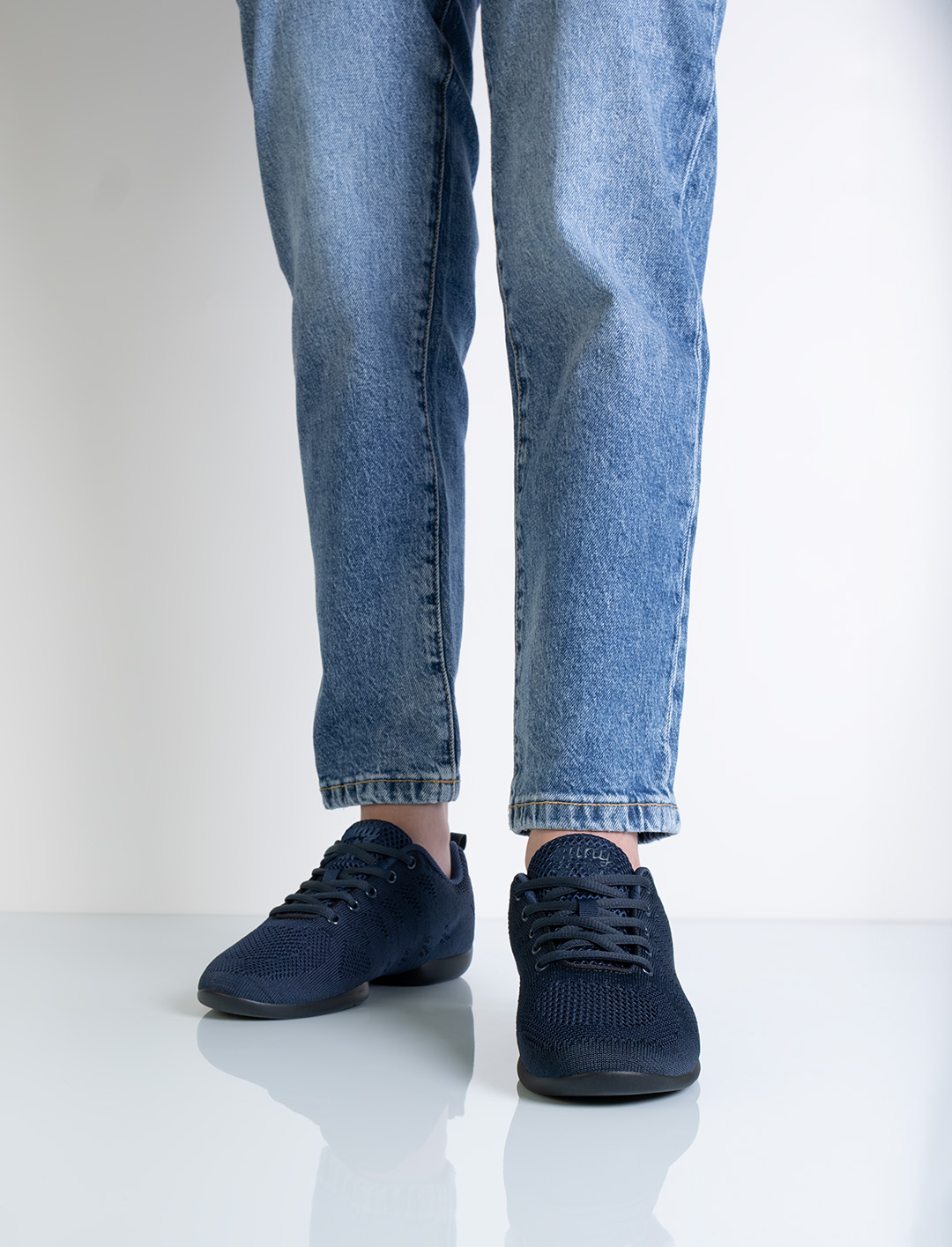 Baskets de danse tricotées bleu foncé pour femmes, idéales pour la danse en ligne, la kizomba et la bachata, par Suny.