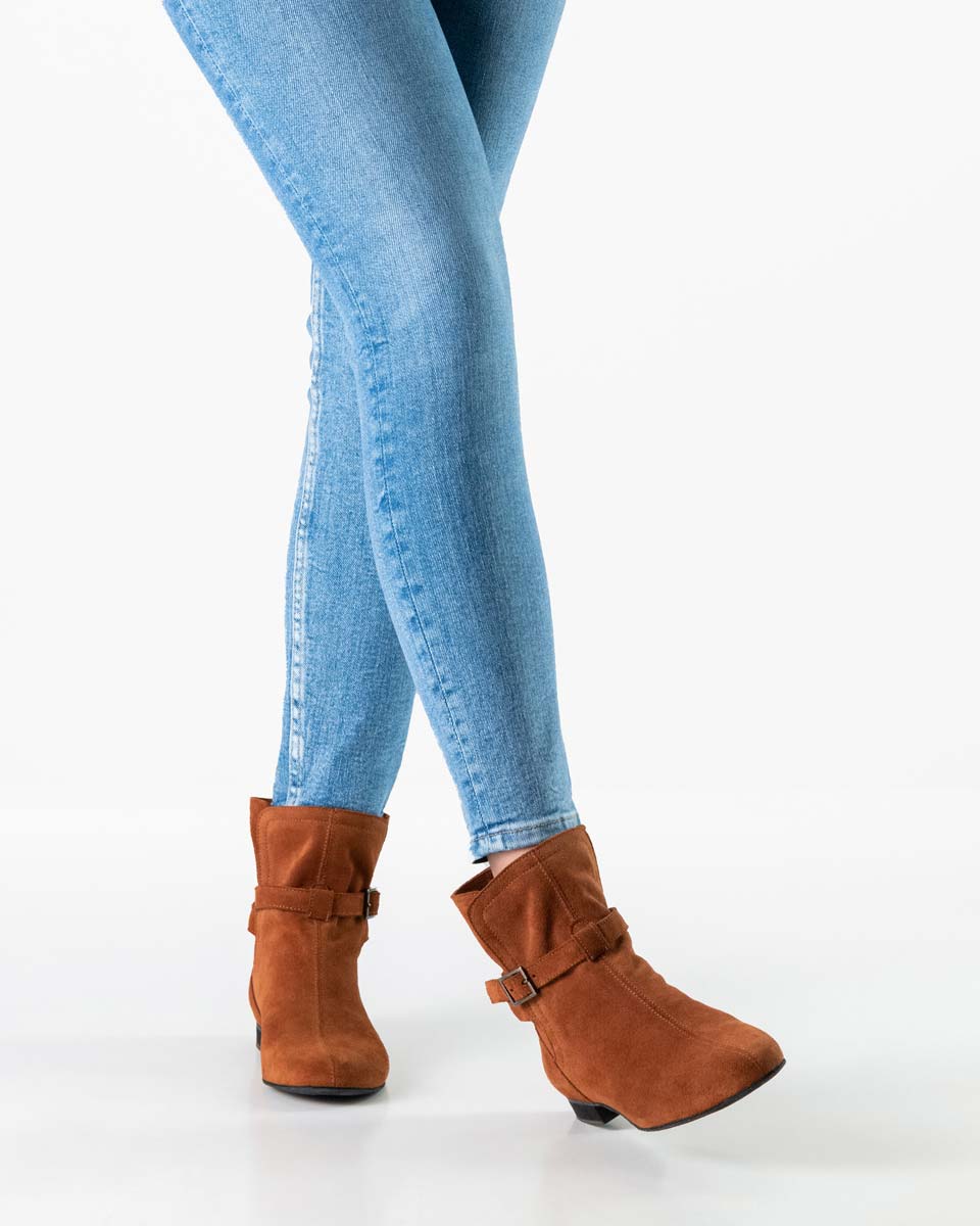 Harper Bottes de danse en velours marron en combinaison avec un jean bleu
