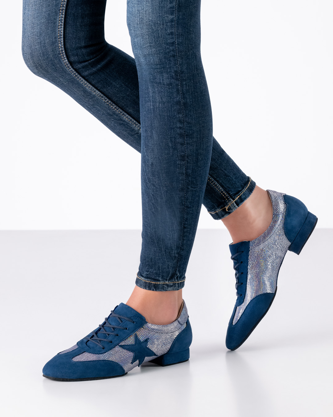 Chaussure de danse d'entraînement fermée à lacets de Werner Kern avec semelle divisée en bleu et argent.