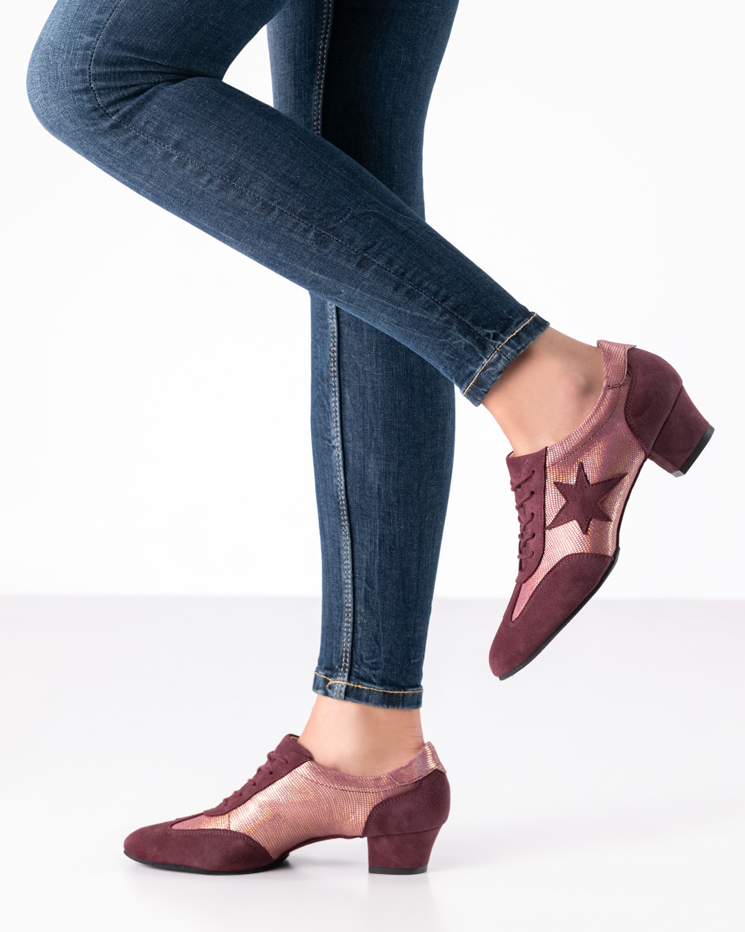 Chaussures d'entraînement de danse en cuir velours bordeaux et matière souple rose, avec talon bloc de 3,5 cm.