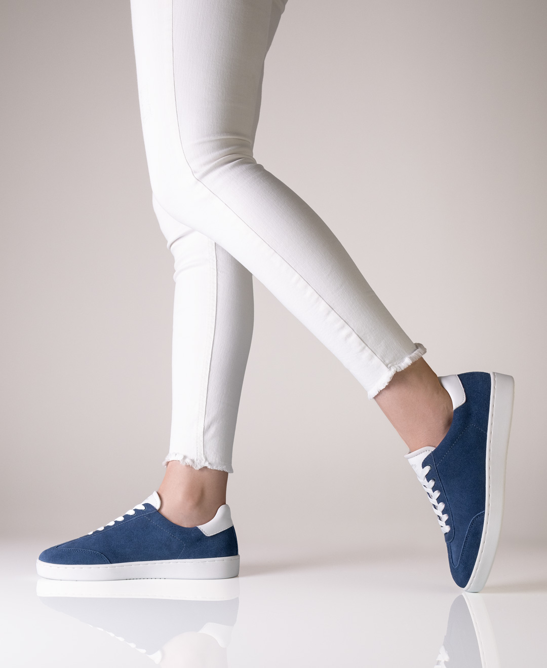 Baskets de danse 7005 bleues pour femmes en daim avec une semelle blanche en PU de Anna Kern.