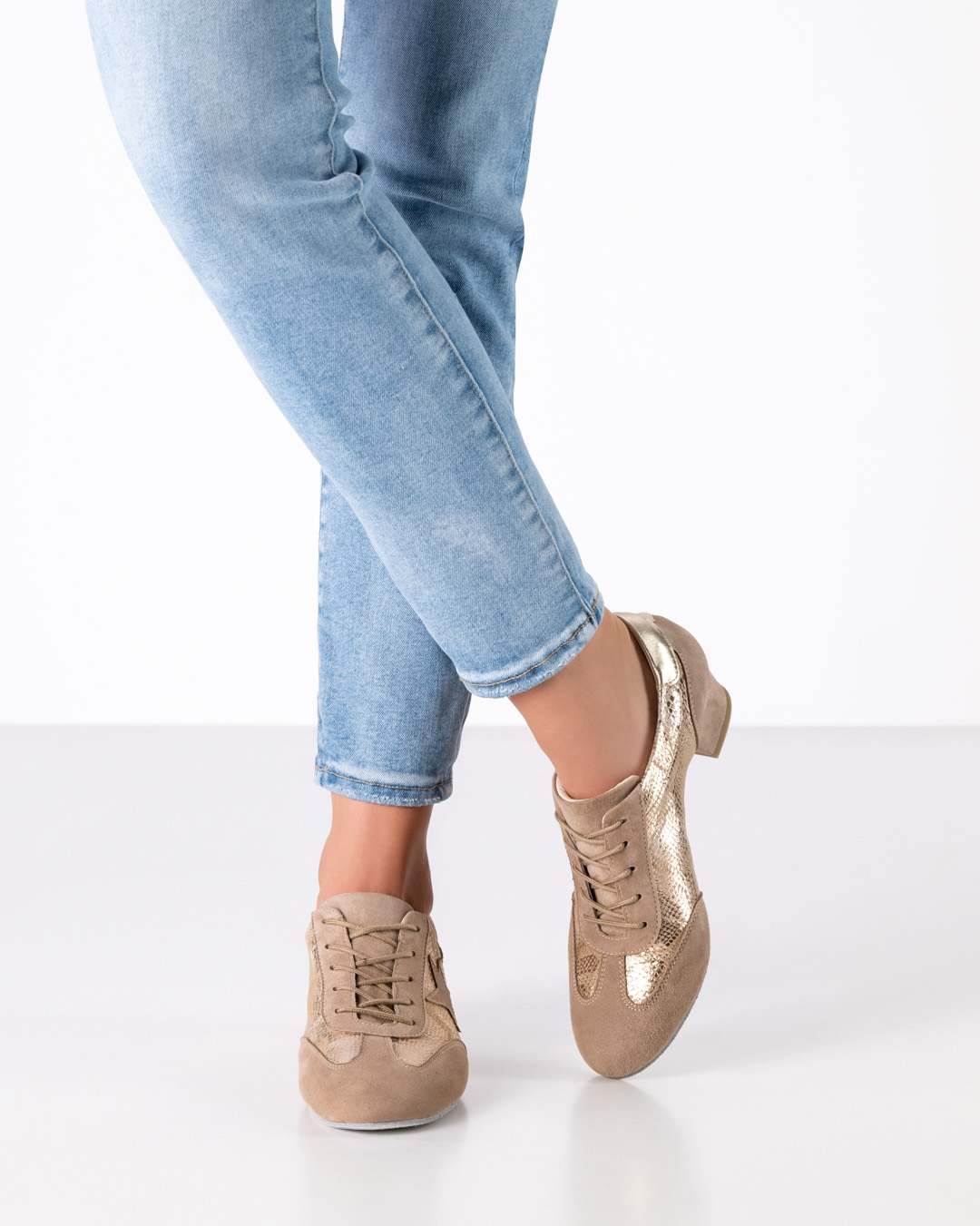 Élégante chaussure de danse d'entraînement dorée brillante de Werner Kern avec talon bloc de 3,5 cm et détails en cuir velours beige.