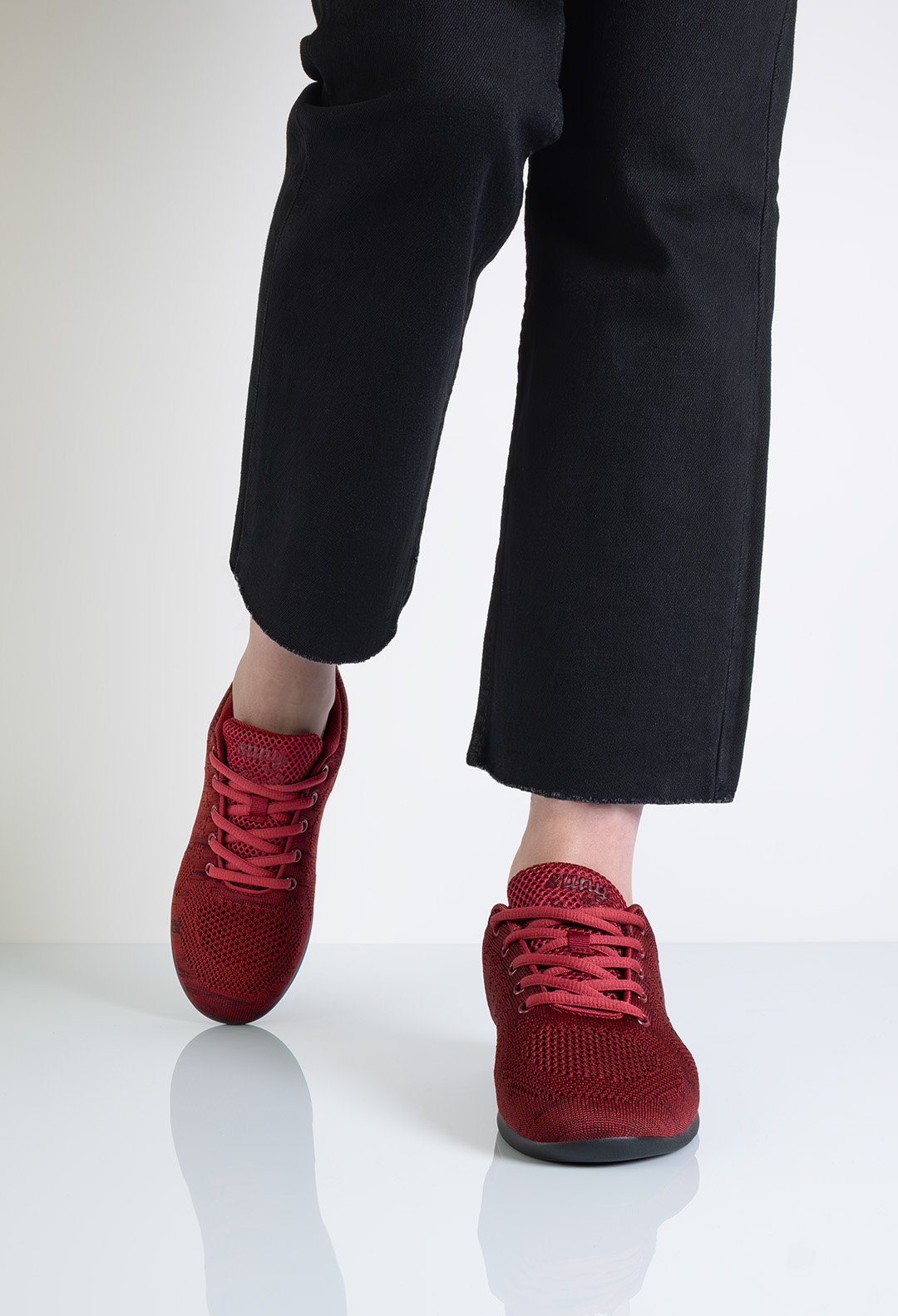 Baskets de danse pour femmes rouges avec semelle fendue noire par Suny
