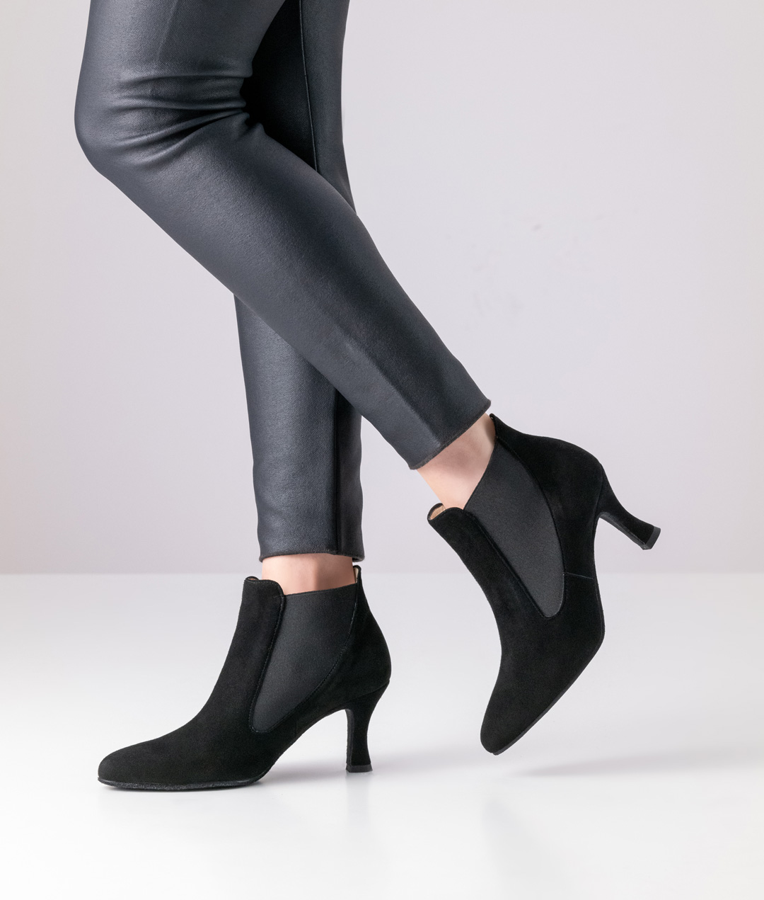 Bottine de danse Carina en daim noir avec empiècements élastiques et talon de 6,5 cm par Werner Kern.