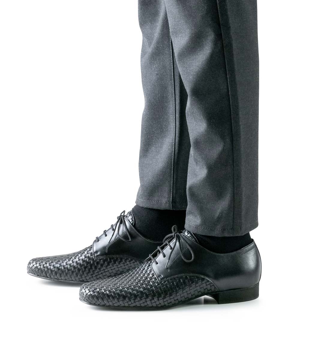 Como Vue de côté d'une chaussure de danse en cuir Werner Kern pour homme, combinée avec un pantalon gris