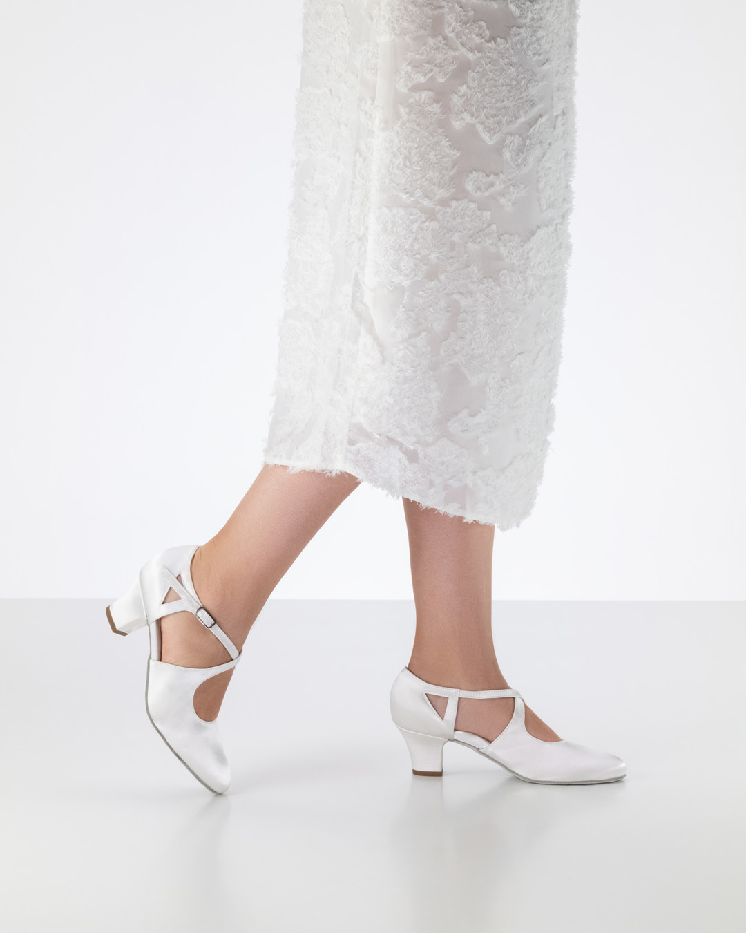 Gala chaussure de mariée blanche de Werner Kern en combinaison avec une robe de mariée blanche