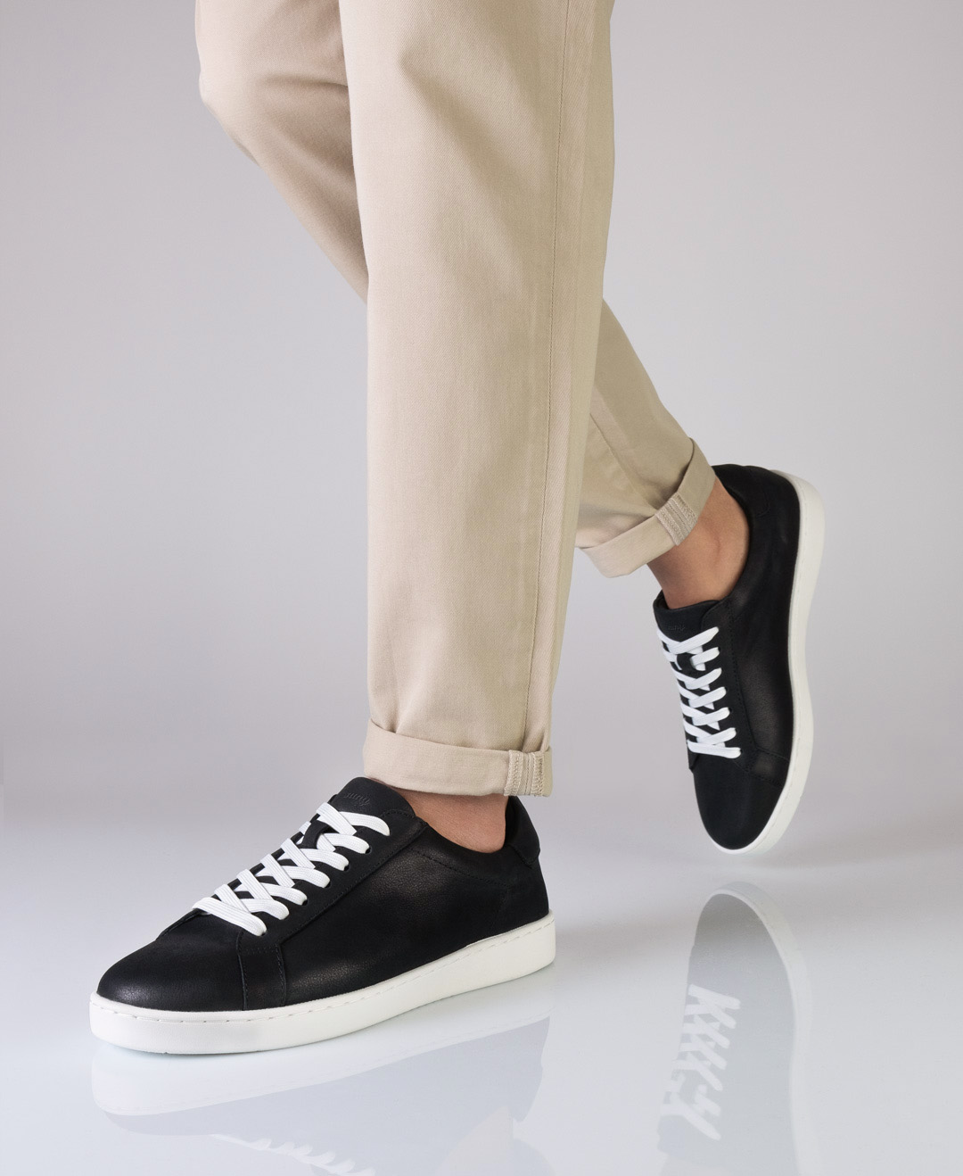 Baskets de danse pour hommes en cuir noir avec semelle intérieure amovible de Suny by Anna Kern. 