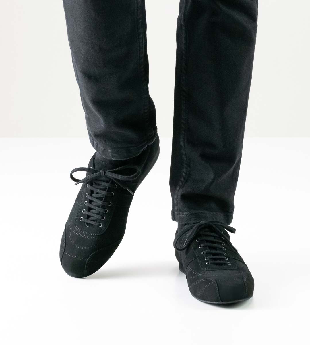 Cortino jeans noirs combinés avec des sneakers de danse pour hommes en noir