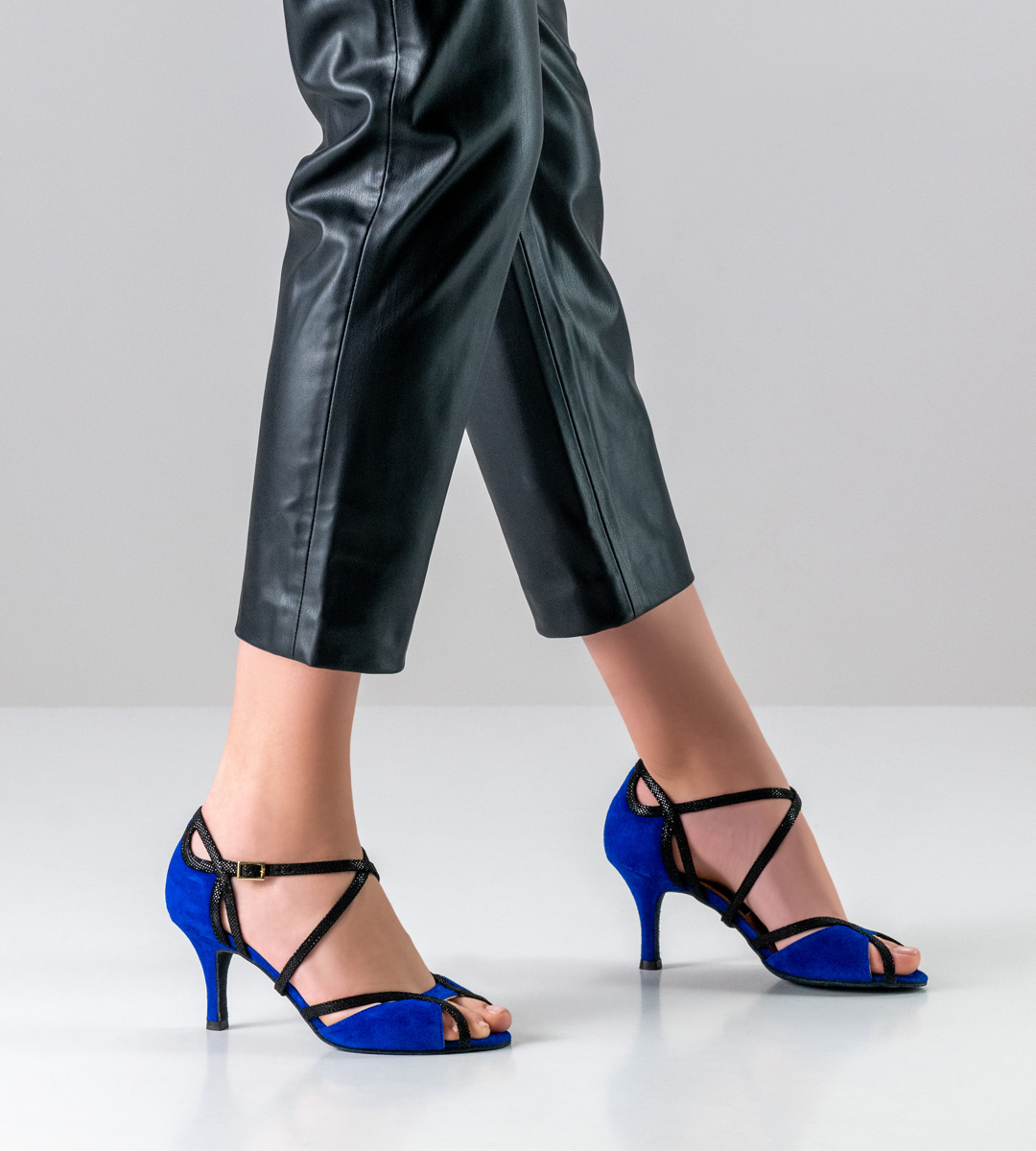 chaussures de danse pour dames bleues et noires de Nueva Epoca en combinaison avec un pantalon