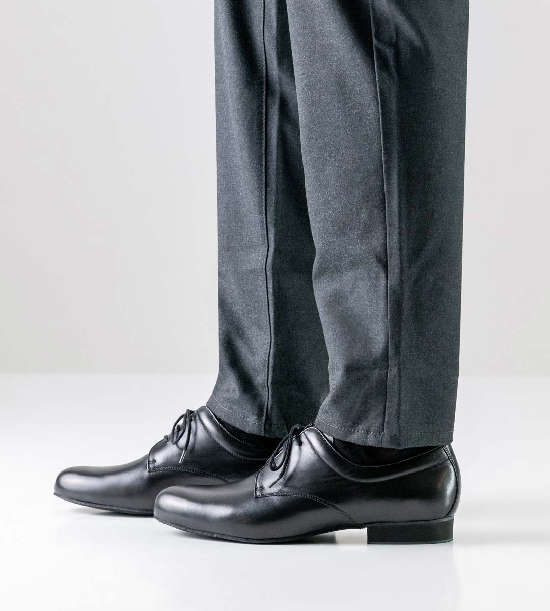 Arezzo vue latérale de la chaussure de danse pour hommes Werner Kern avec micro-talon en combinaison avec un pantalon gris