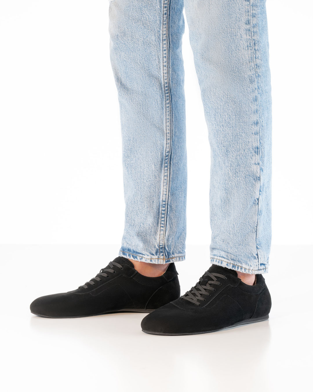 Chaussures de danse noires pour homme, style baskets, de la marque Werner Kern, associées à un jean clair