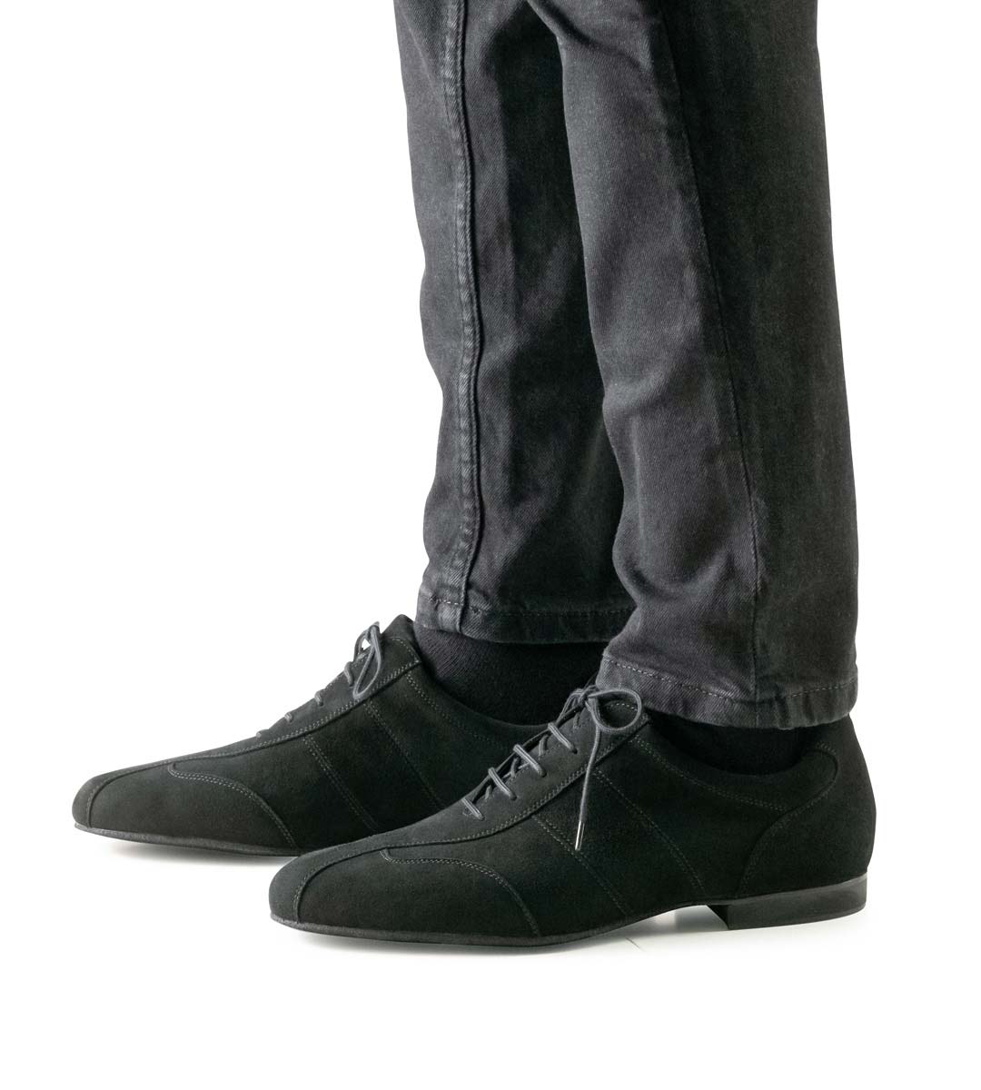 Cuneo Jeans gris combiné avec une chaussure de danse pour hommes noire de Werner Kern pour la salsa