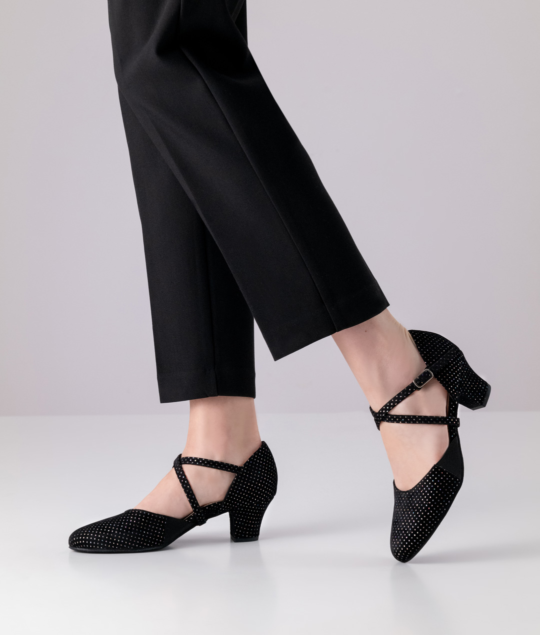 Chaussures de danse souples en brocart noir avec petits points scintillants en or et empiècements élastiques sur les côtés. Talon confort de 4,5 cm par Werner Kern.