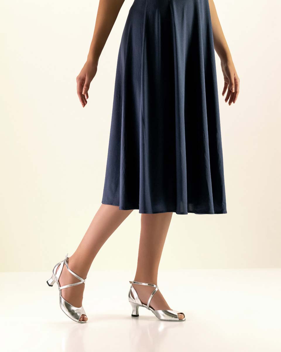 Tiziana robe bleue associée à une chaussure de danse pour femme Werner Kern argentée
