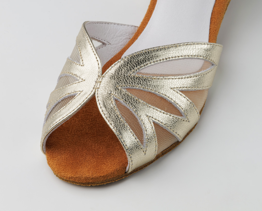 Détail du design de l'empeigne de la chaussure de danse dorée Margo d'Anna Kern