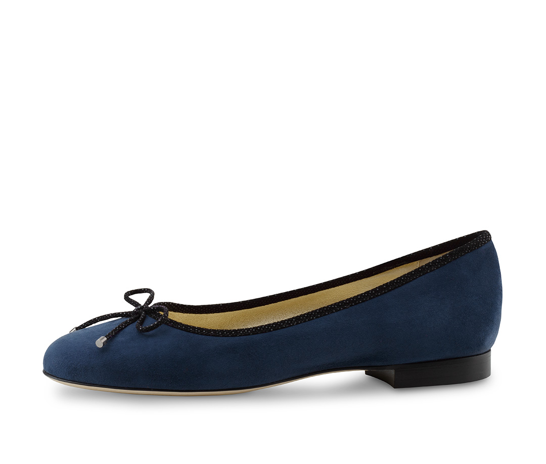 Ballerine bleue marine Dana en daim souple et nœud noir