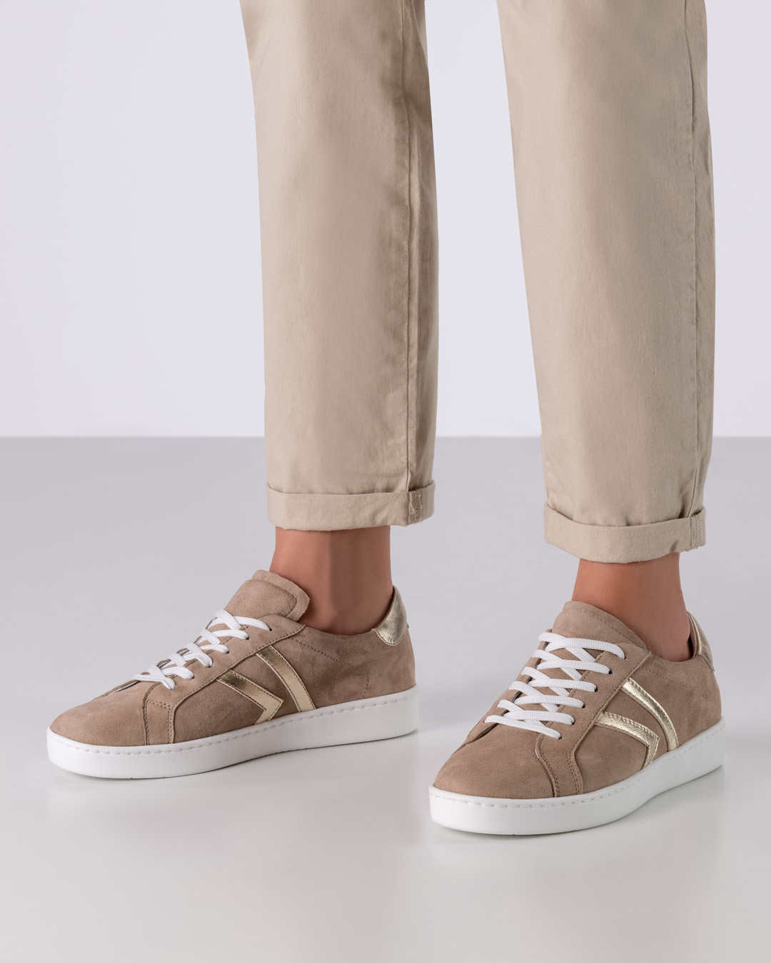 Darcey - COMING SOON Baskets de danse beiges avec détails dorés et semelle de danse blanche en PU de Werner Kern