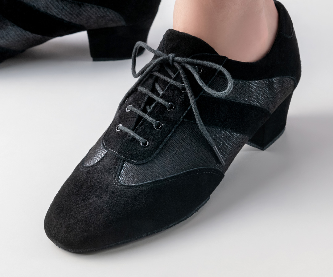 Baskets de danse par Anna Kern en cuir noir brillant avec semelle divisée et talon de 3,5 cm .