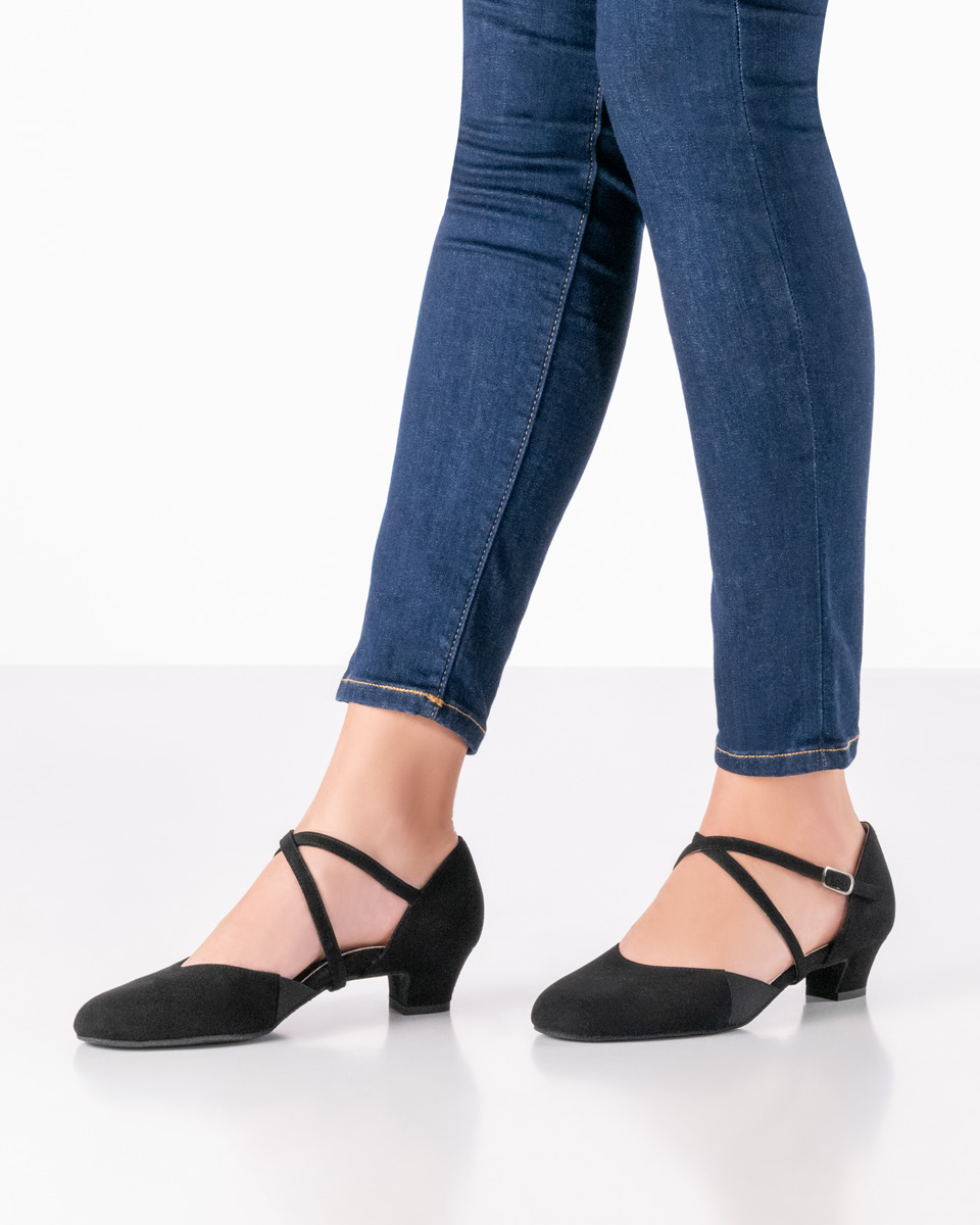 Chaussure de danse pour femme Ronja - Werner Kern en cuir de chèvre velours noir, classique et incroyablement confortable avec une bride croisée réglable individuellement et un élastique latéral, hauteur de talon confortable de 3,4 cm