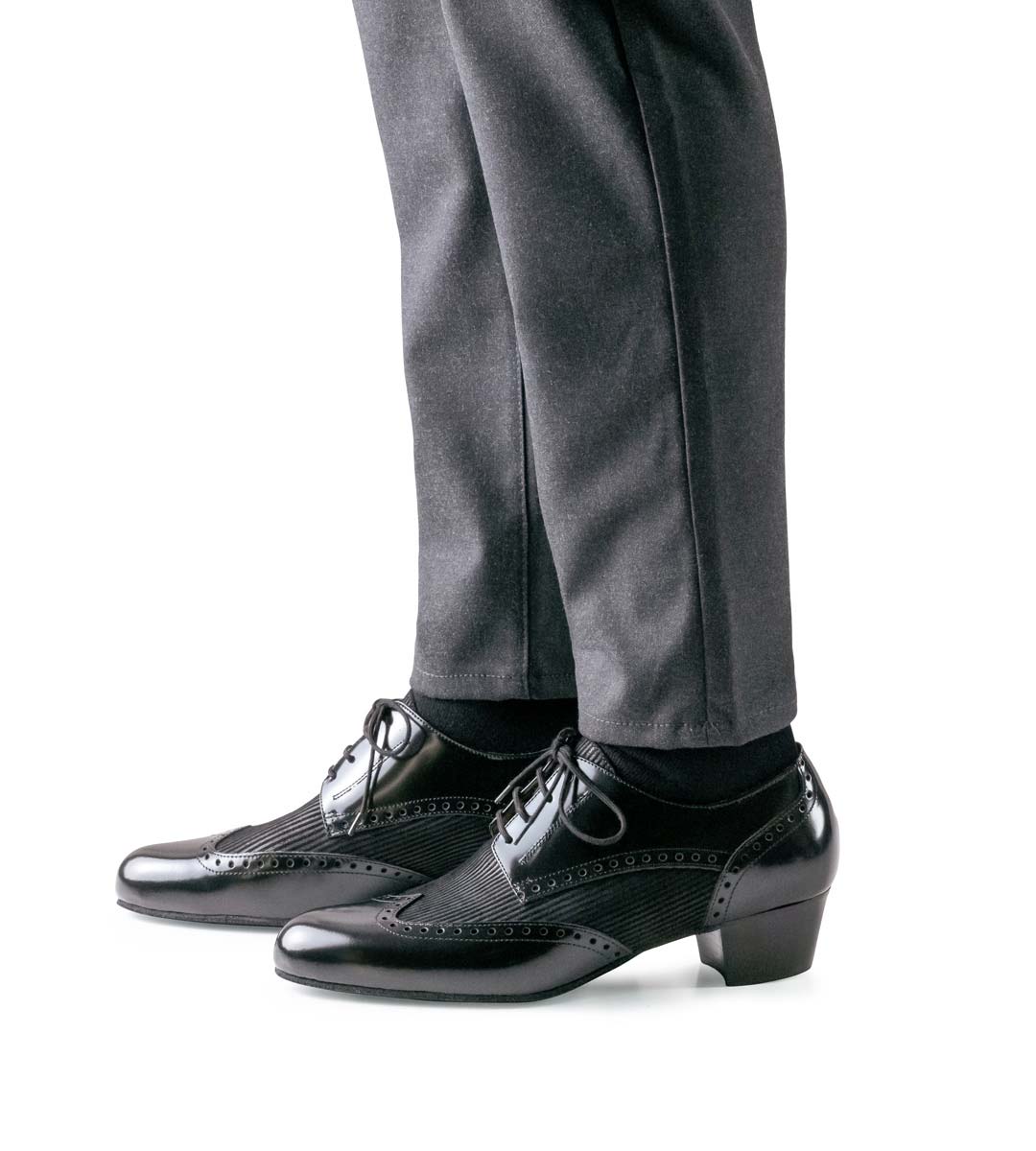 Palermo vue de côté de la chaussure de danse latine pour hommes de 4 cm de haut en combinaison avec un pantalon gris