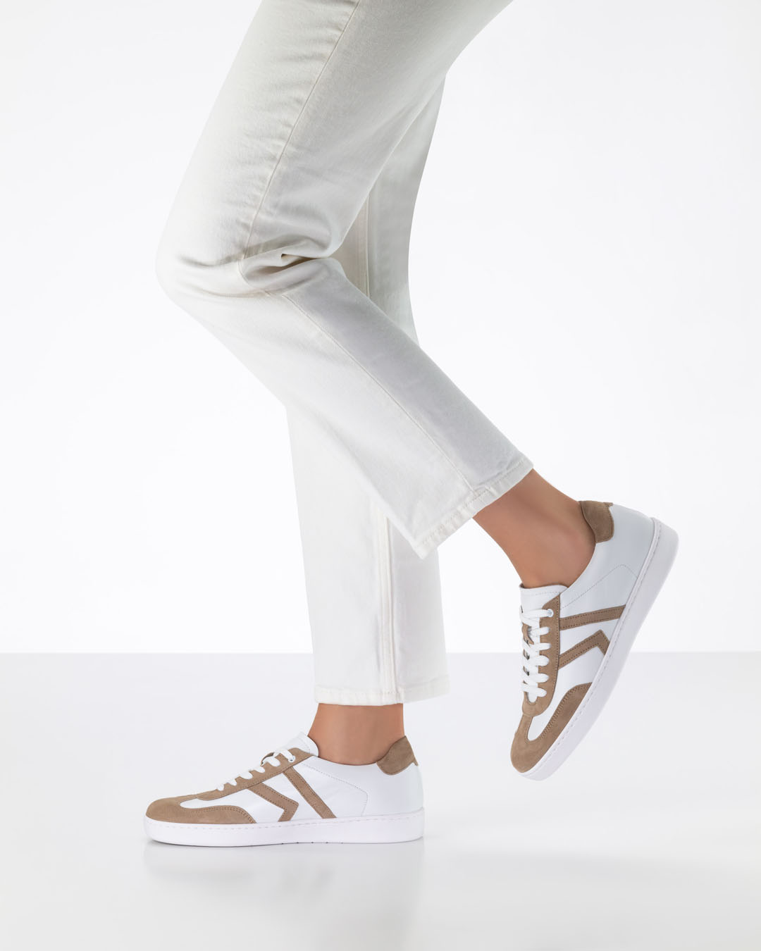 Baskets de danse pour femme de la marque Werner Kern, blanches avec des détails beiges, portées avec un jean blanc