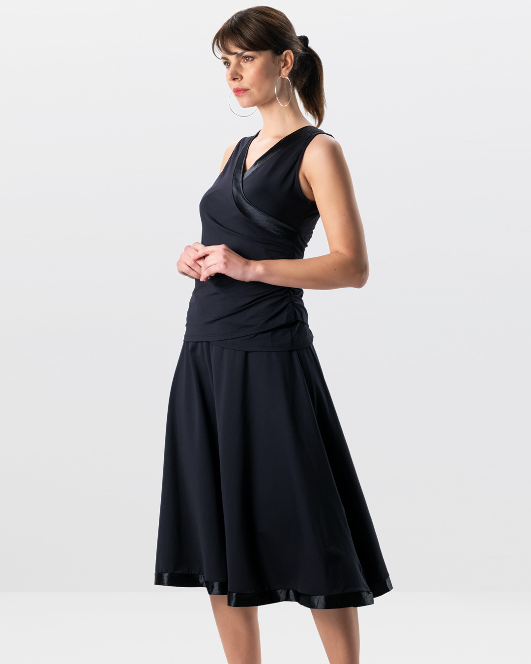 Le mannequin du studio porte le haut de danse Sira associé à la jupe de danse longue Sari noire.